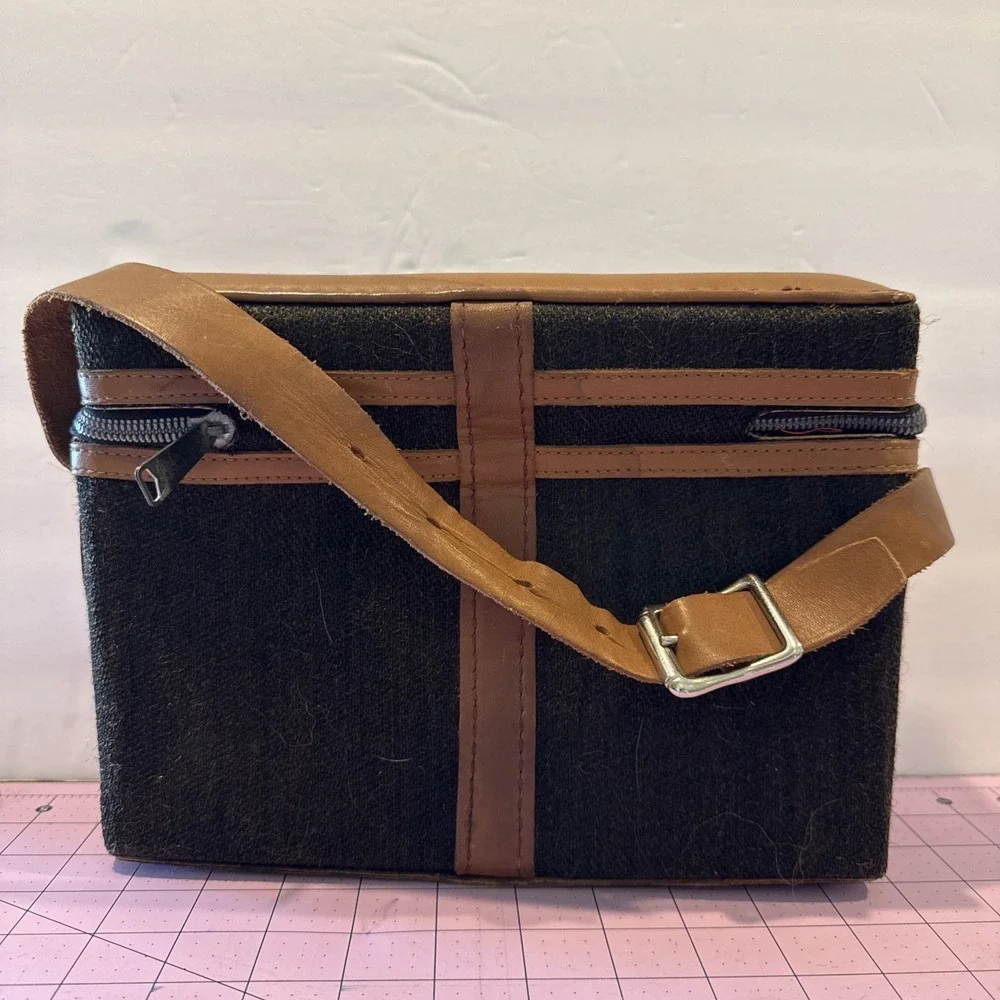 VINTAGE HARD‎ SHELL CAMERA CASE